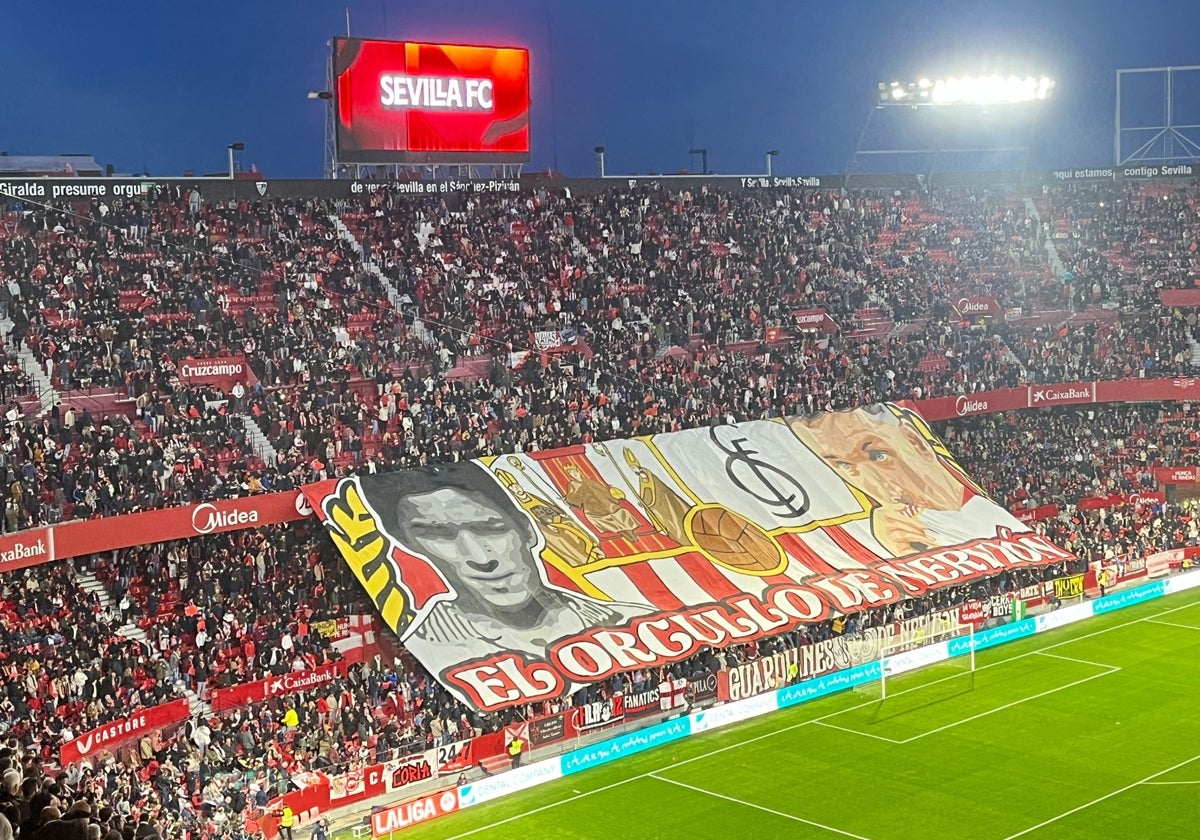 Tifo desplegado desde el Gol Norte del Sánchez-Pizjuán en homenaje a Jesús Navas, antes del Sevilla - Celta