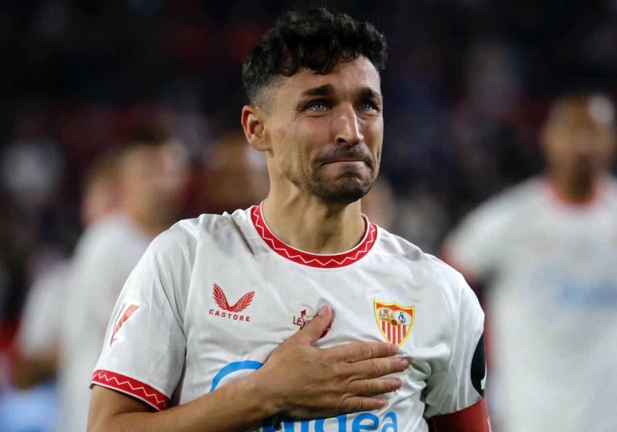 Jesús Navas, emocionado tras su último partido como jugador del Sevilla FC en el Ramón Sánchez-Pizjuán