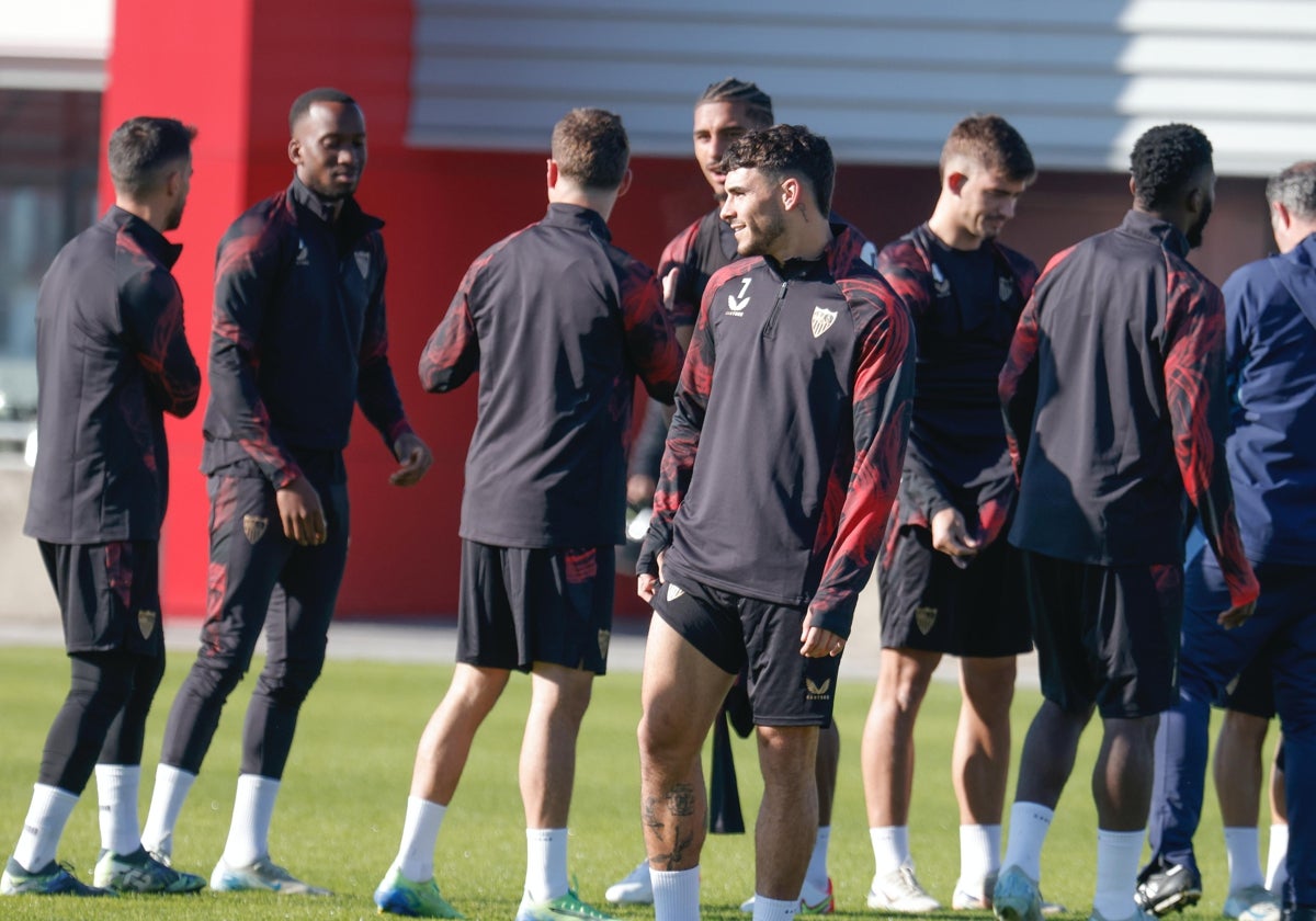 Isaac atiende en un entrenamiento reciente del Sevilla