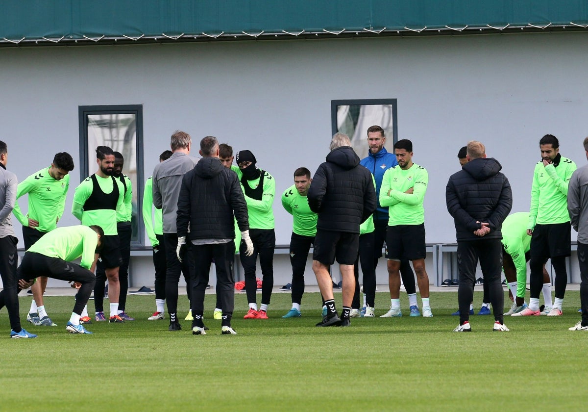 Pellegrini se dirige a sus jugadores en el entrenamiento de este sábado en la ciudad deportiva Luis del Sol