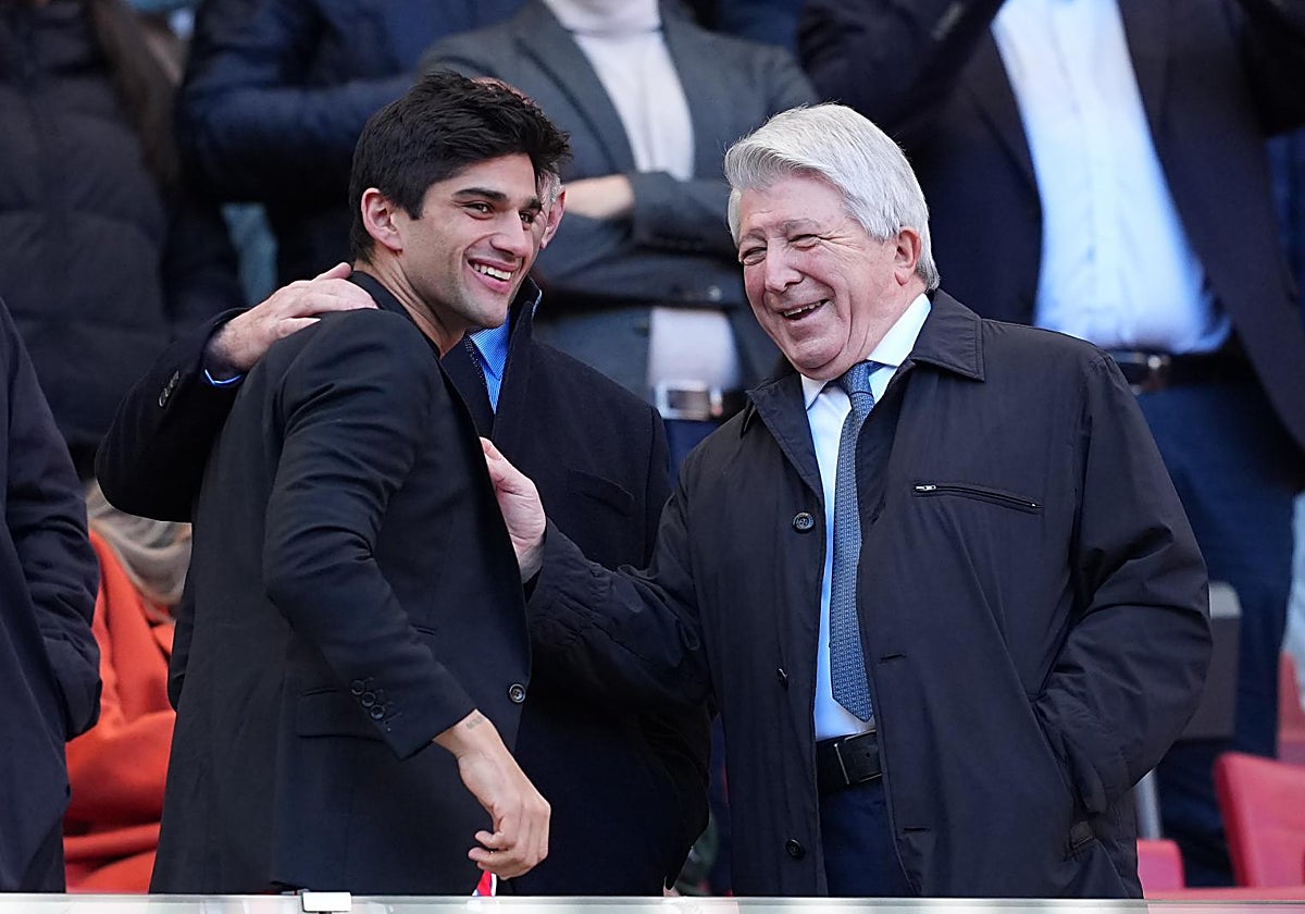 Enrique Cerezo, presidente del Atlético de Madrid, junto a Jorge Martín, campeón del mundo de Moto GP homenajeado este domingo en el Metropolitano