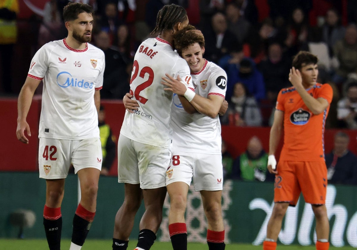 Badé abraza a Manu Bueno tras el gol del canterano ante el Celta