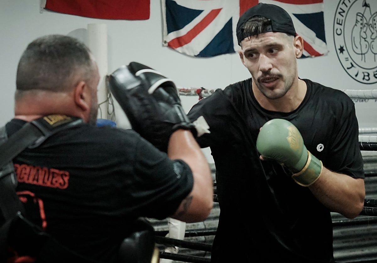 Joel Álvarez golpea las almohadillas con su entrenador Borja Álvarez