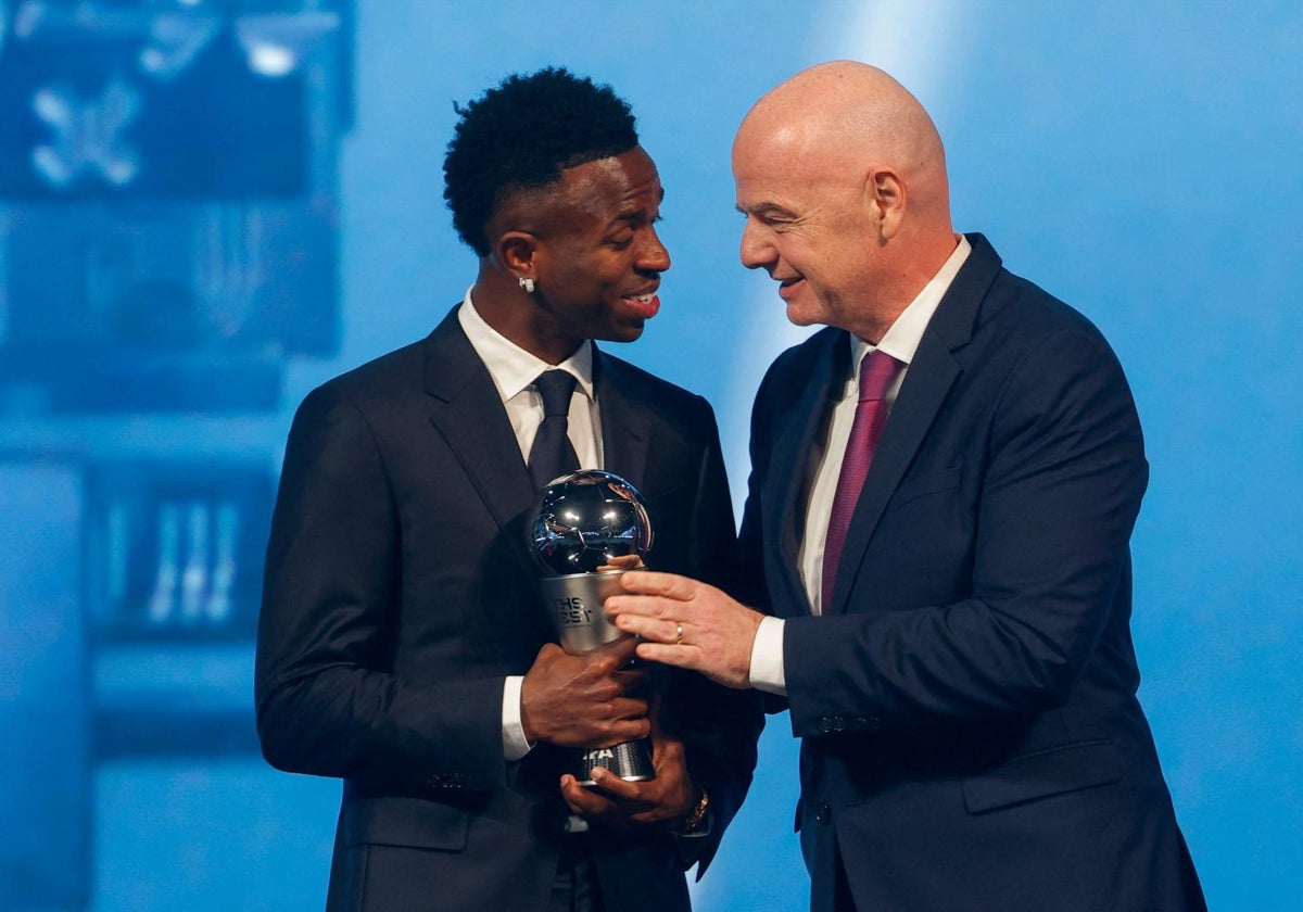 Vinicius recibe su trofeo de manos de Infantino