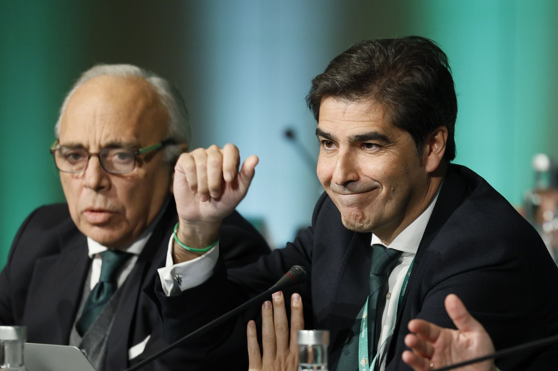 Ángel Haro, presidente del Betis, antes de la asamblea junto con el consejero Carlos González de Castro