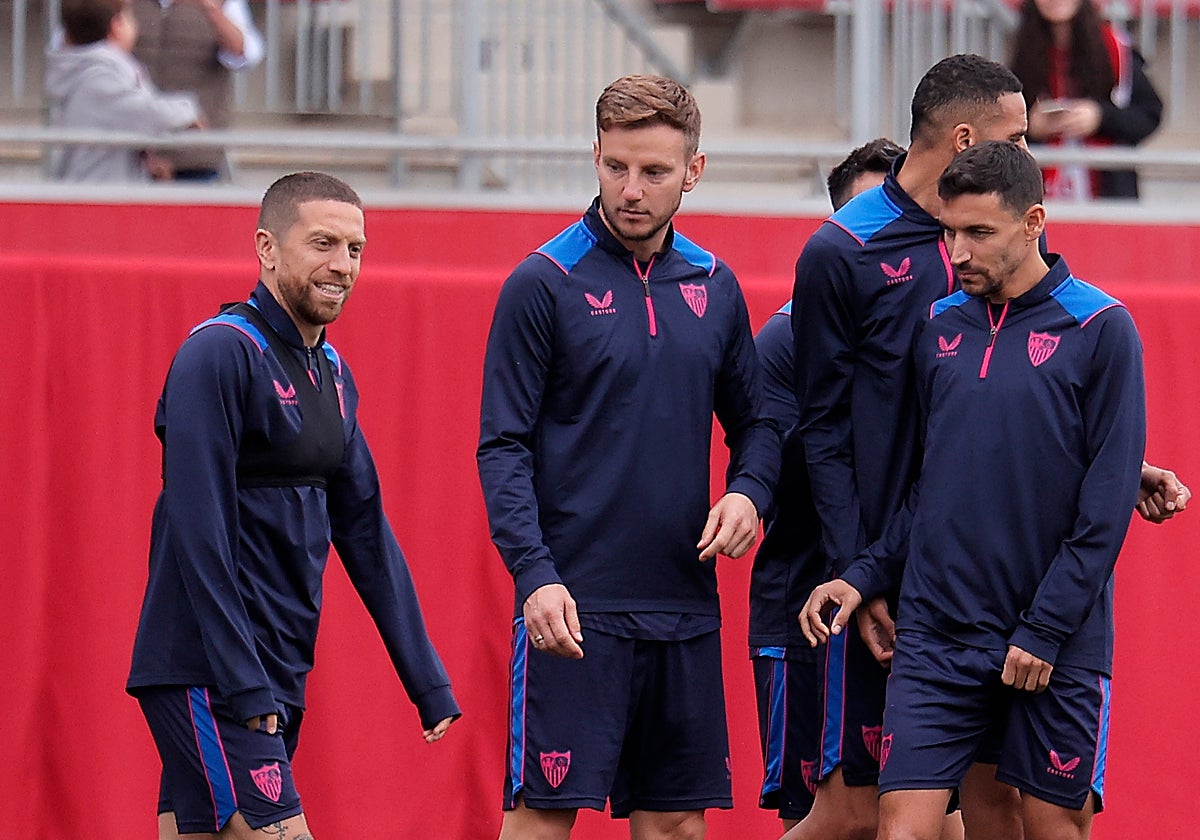 Papu Gómez, junto a Rakitic y Jesús Navas en un entrenamiento de hace año y medio.
