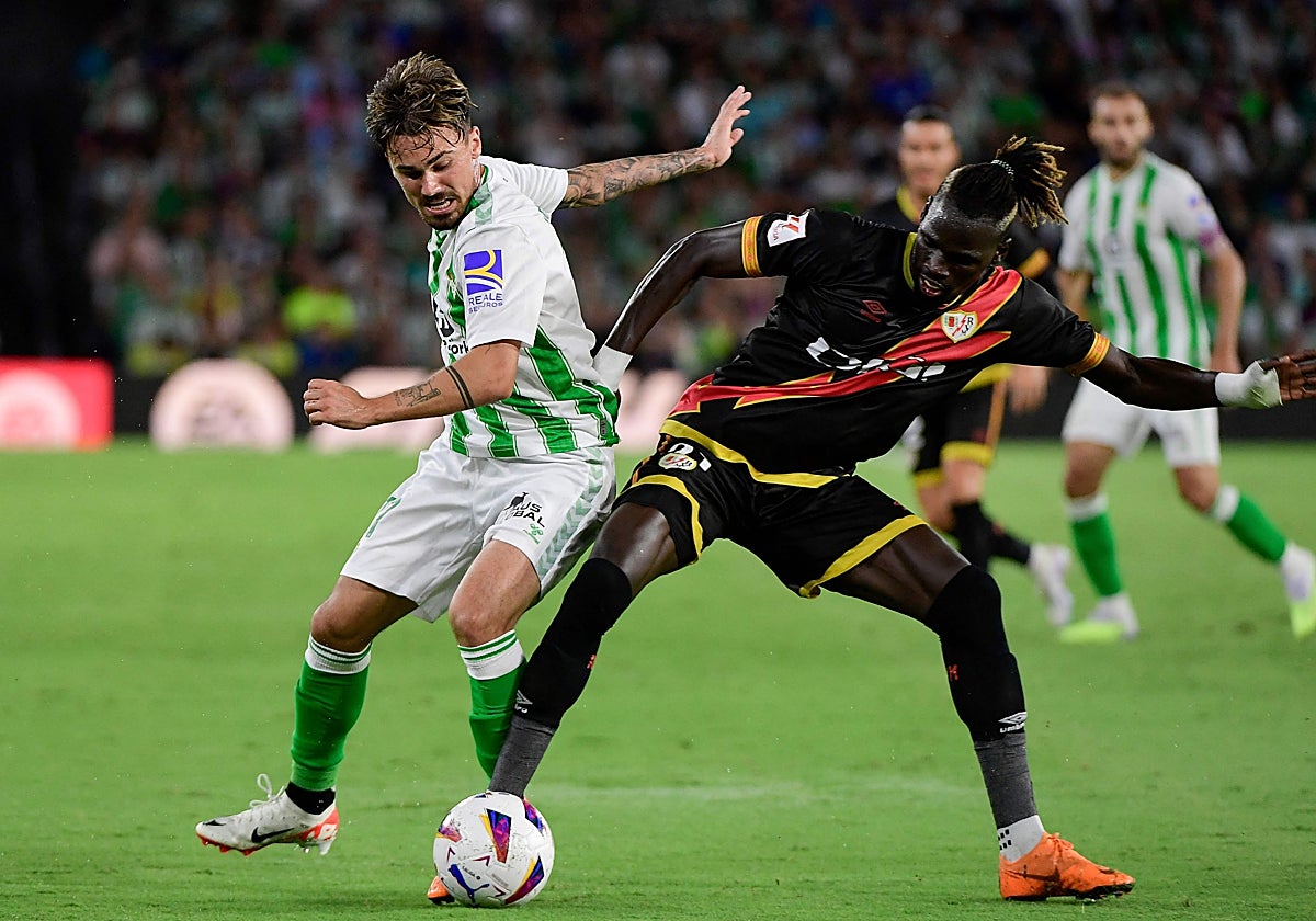 Rodri pugna con Pathe Ciss en el Betis - Rayo de septiembre de 2023