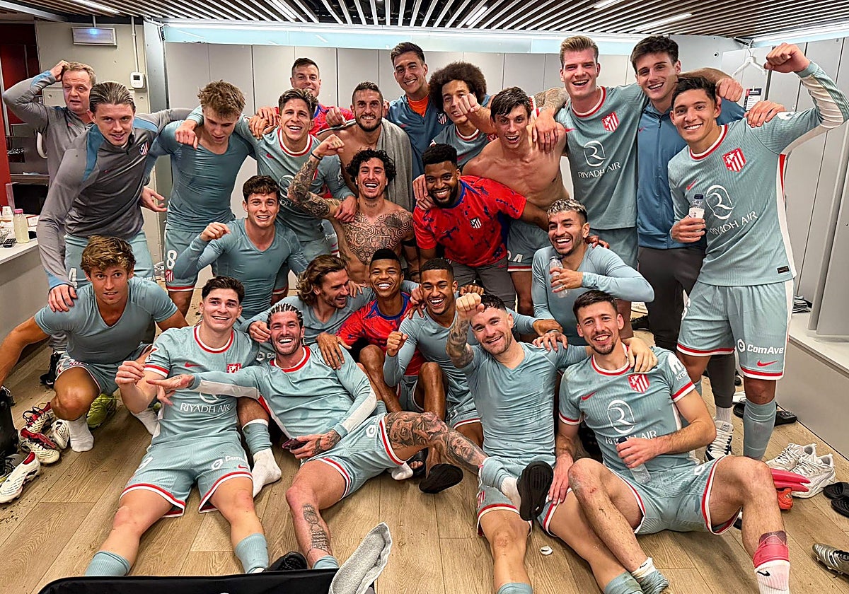Los jugadores del Atlético celebran la victoria en el vestuario