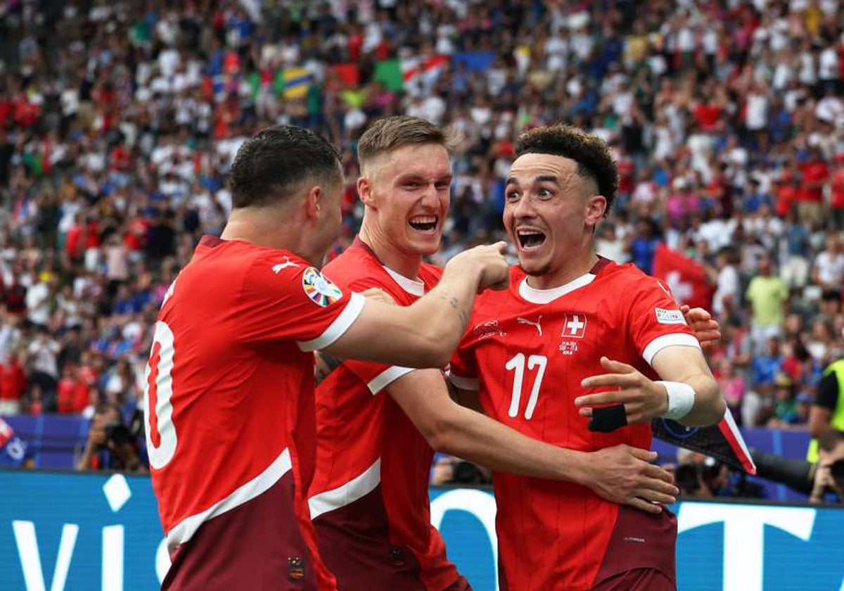 Vargas es felicitado por sus compañeros tras marcar con la selección de Suiza