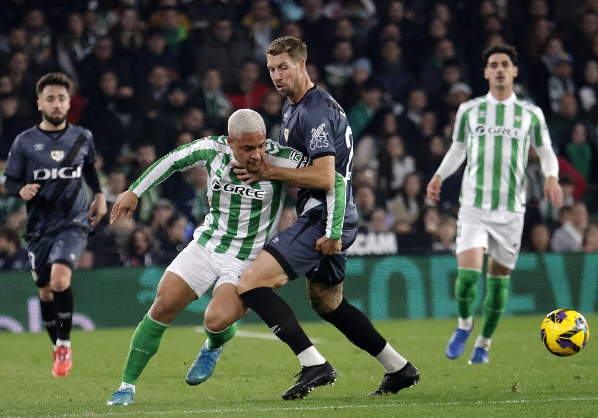 Vitor Roque pelea por un balón con Florian Lejeune