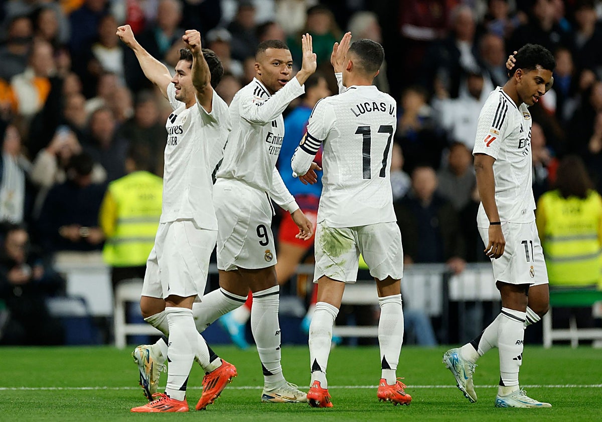Los jugadores del Real Madrid celebran uno de sus goles al Sevilla