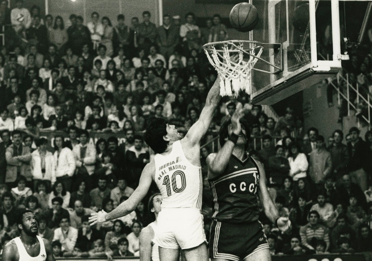 Fernando Martín y Tkachenko (URSS), en la final del torneo de Navidad de 1984