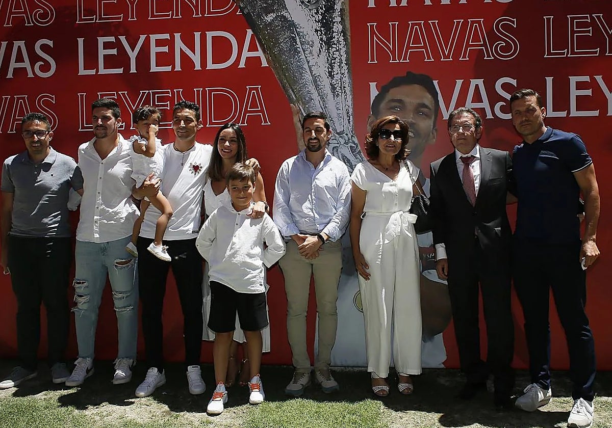 Navas, junto a su familia (su padre, Francisco Navas, segundo por la derecha)
