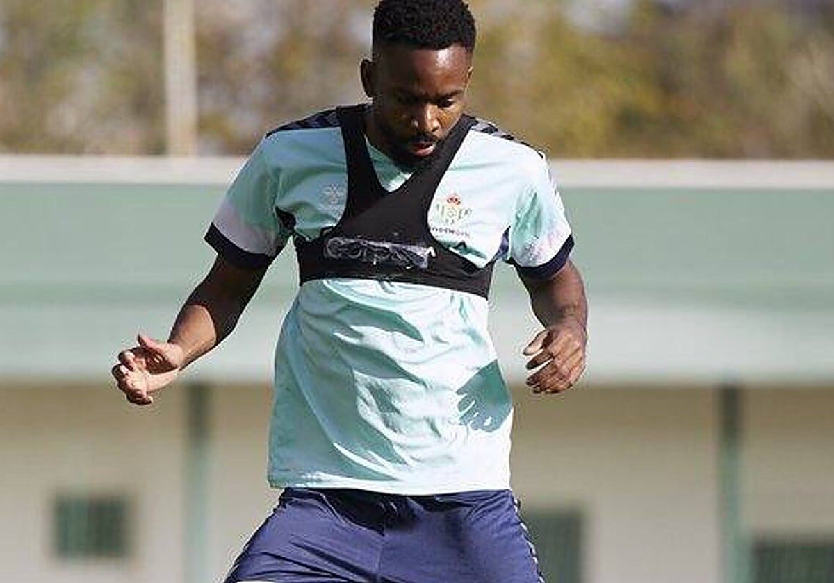 Cedrick Bakambu, en un entrenamiento con el Betis