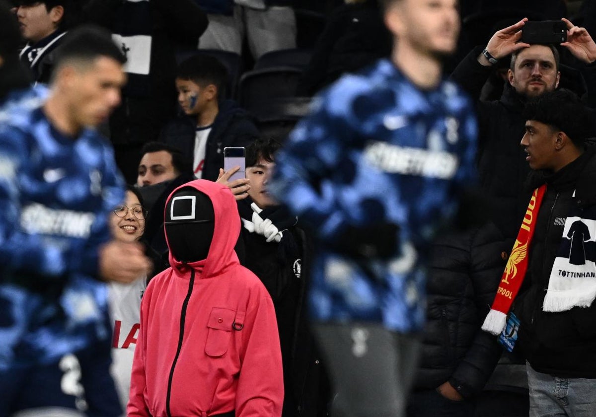 Un enmascarado con el uniforme de 'El Juego del Calamar', en el estadio del Tottenham