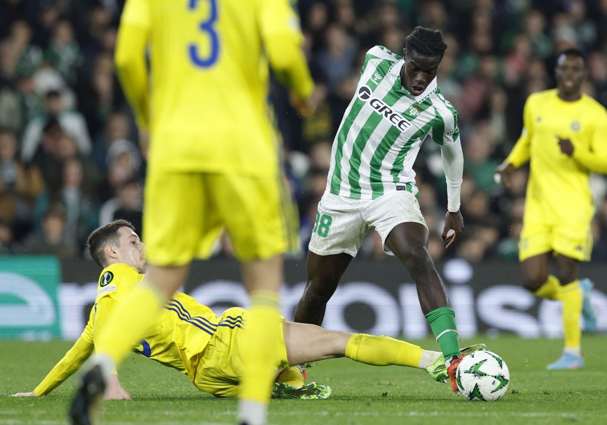 Assane se anticipa a un rival en el Betis - HJK Helsinki de la Conference League