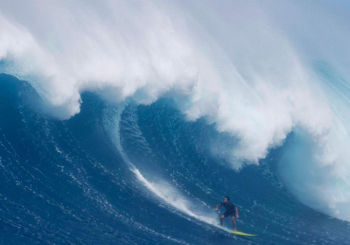 El surfista hawaiano Tai Kane durante la Pe'ahi Jaws Surf Break celebrada n la isla de Maui