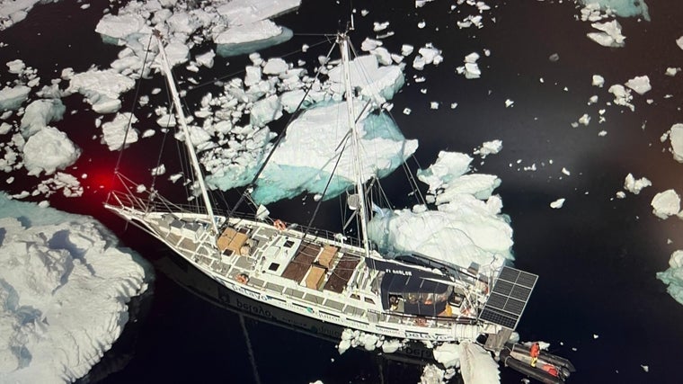 El barco, rodeado de hielo en la Antártida.