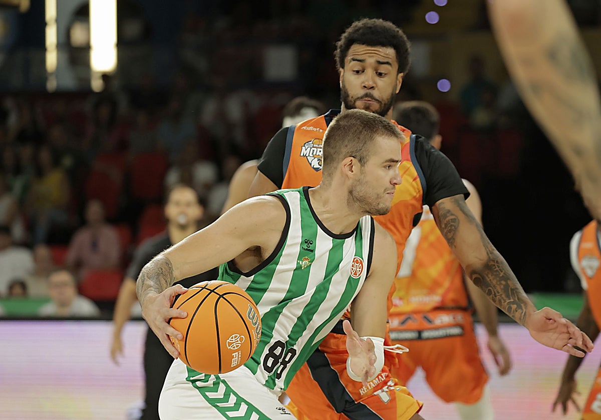 El bético Radoncic, defendido por Tamba en el Betis - Morón de la Copa de España