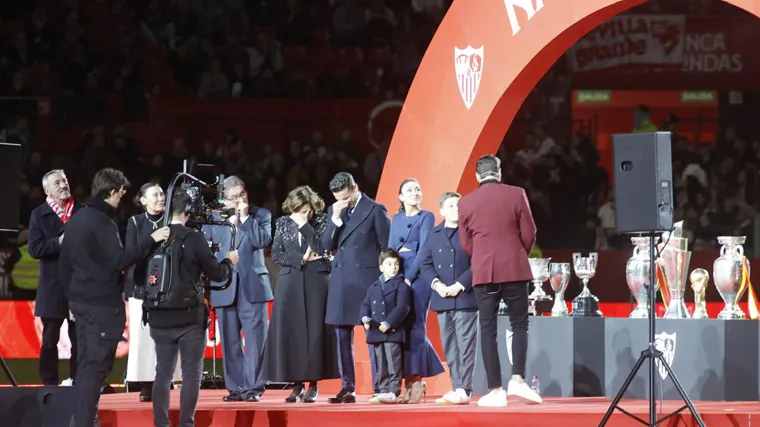 Tears of Jesús Navas and his family during the farewell ceremony at the Sánchez-Pizjuán