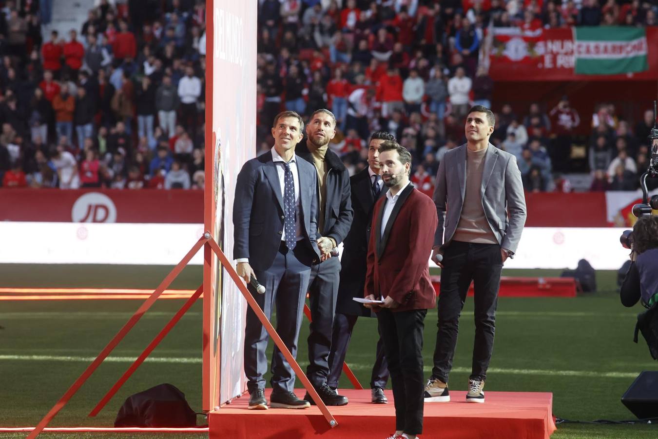 Navas estuvo arropado en todo momento por el calor sevillista