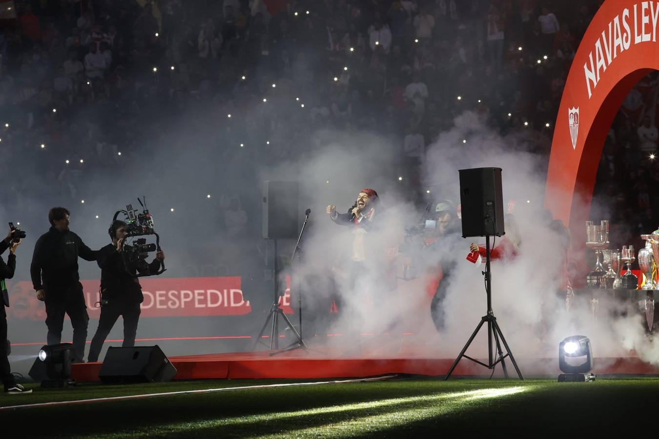 Navas estuvo arropado en todo momento por el calor sevillista