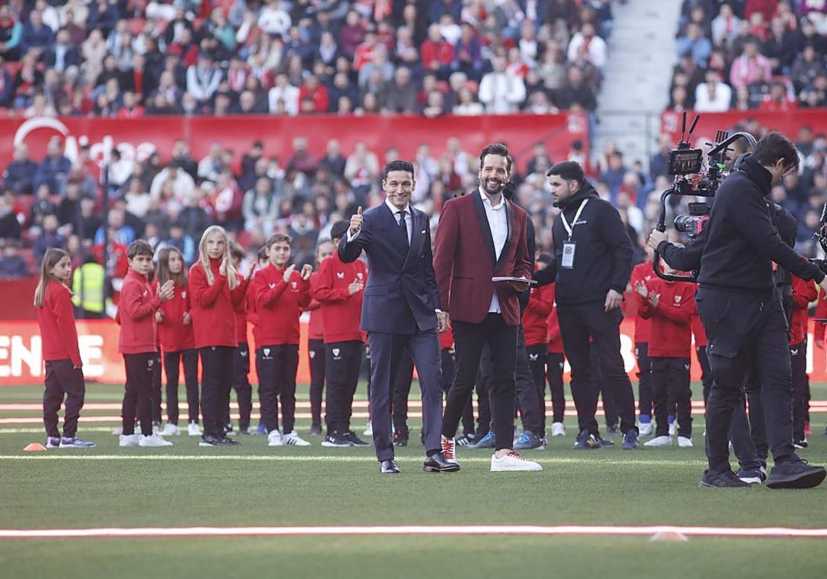 Jesús Navas recibe la ovación de todo el estadio al pisar el césped