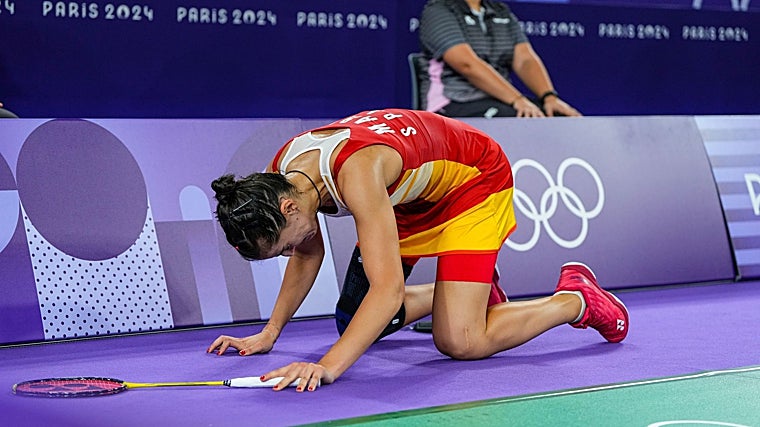 Carolina Marín, tras caer lesionada en la semifinal de París 2024
