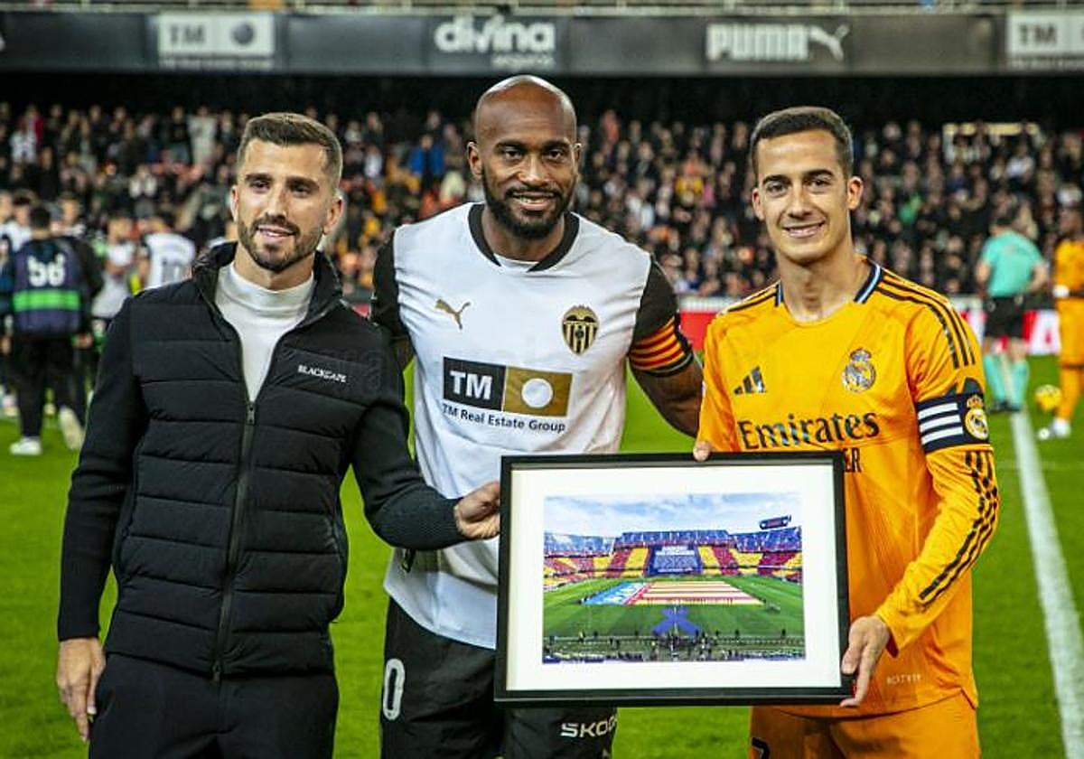 José Luis Gayà y Dimitri Foulquier entregan a Lucas Vázquez de un cuadro conmemorativo