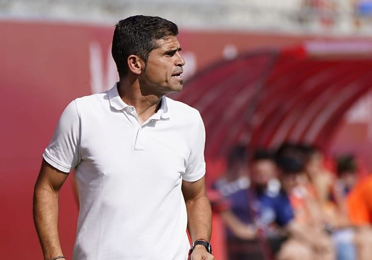 Antonio Hidalgo, desde el área técnica del estadio Jesús Navas en su etapa como técnico sevillista