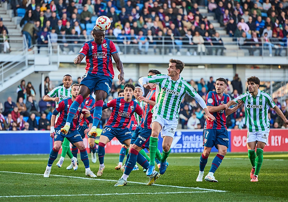 Soko cabecea ante Diego Llorente en el Huesca - Betis