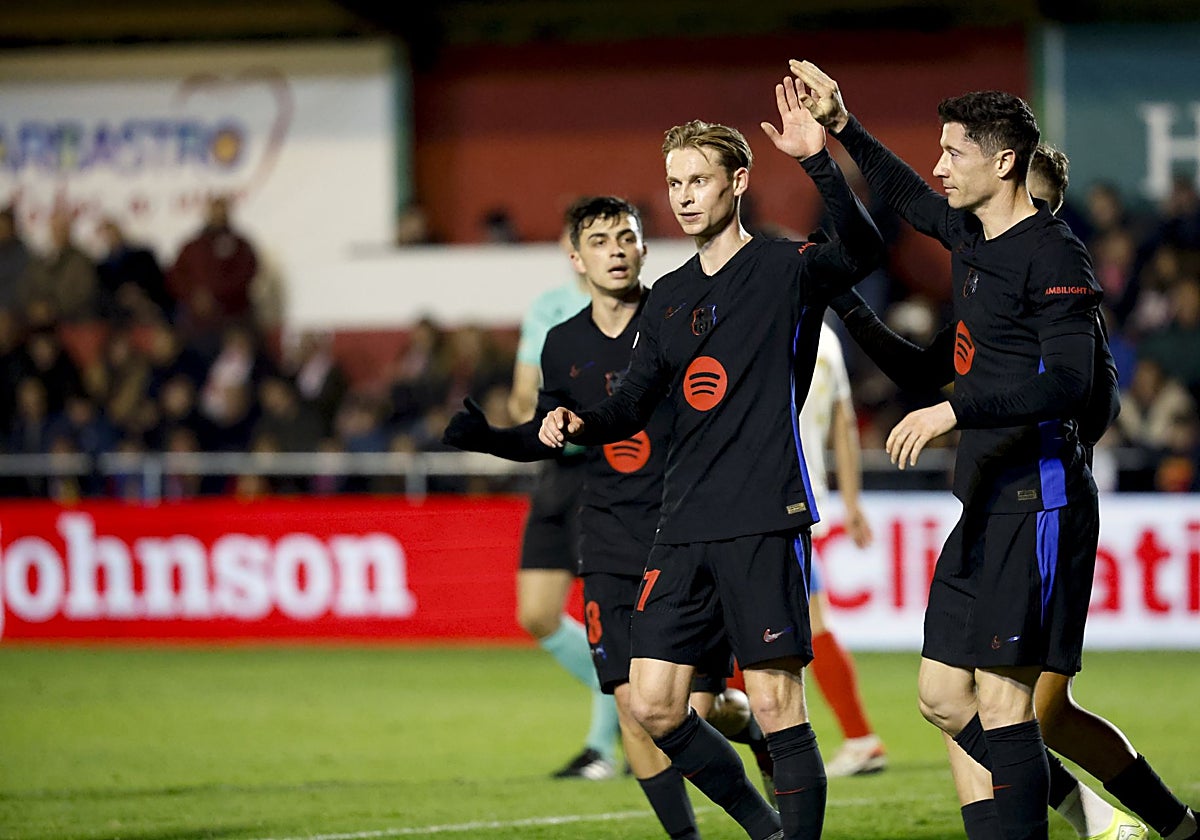 Los jugadores del Barcelona celebran el cuarto tanto ante el Barbastro