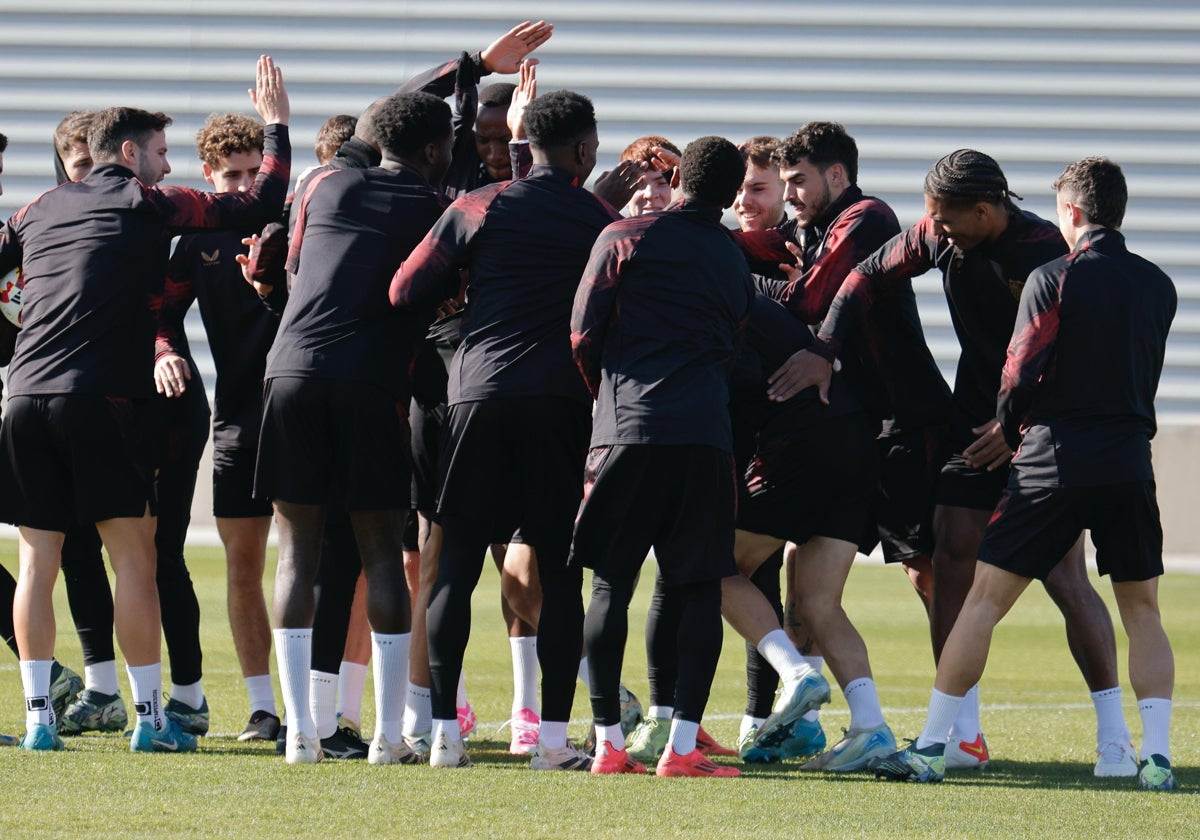 Los jugadores del Sevilla, en el entrenamiento de ayer