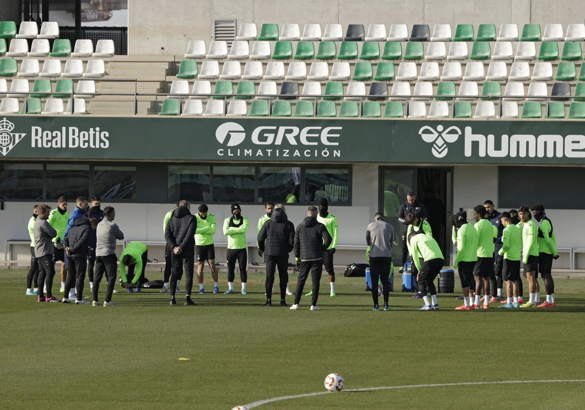 Pellegrini habla con los futbolistas en el inicio del entrenamiento de este viernes