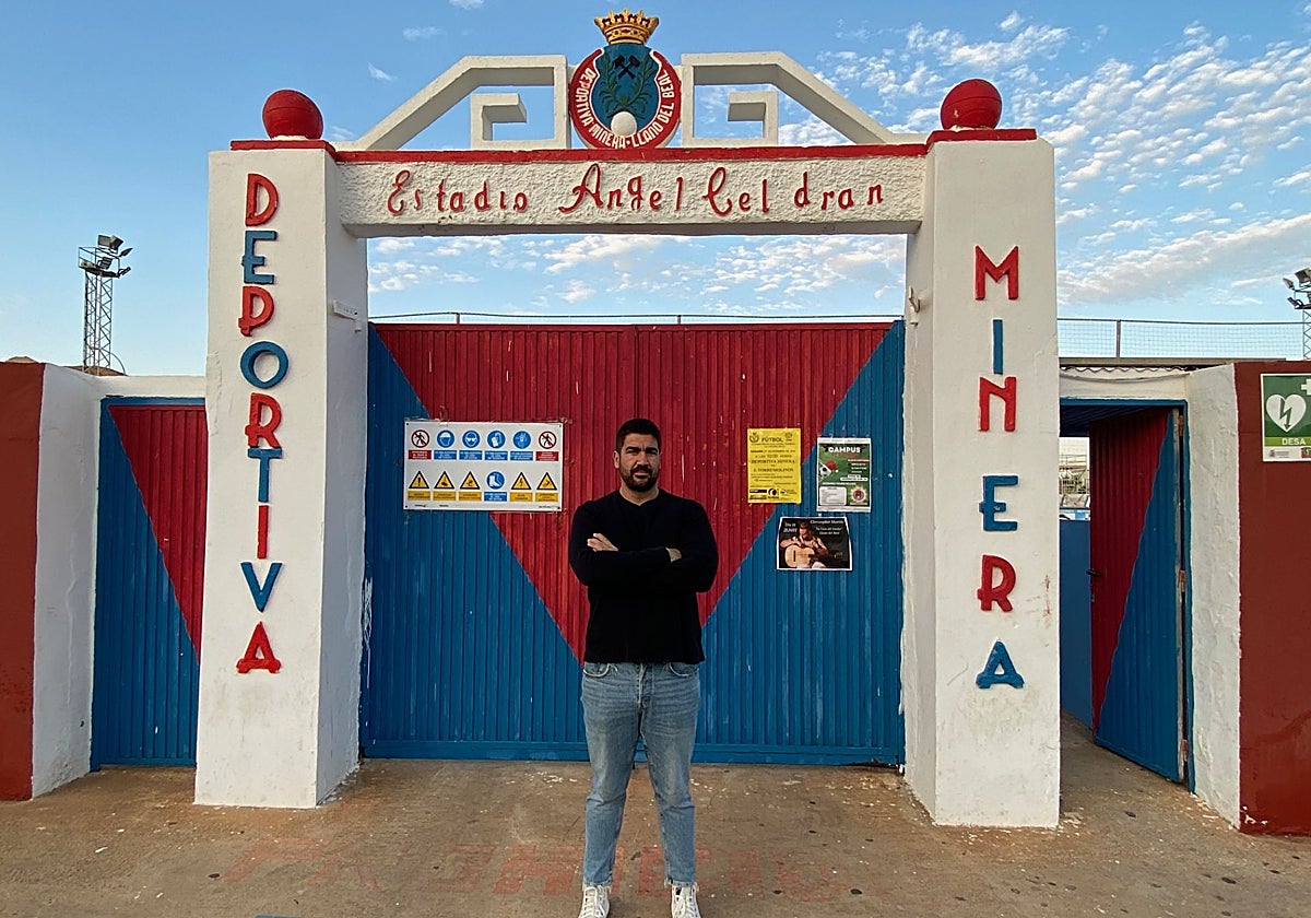 Popy, a la entrada del campo municipal Ángel Celdrán