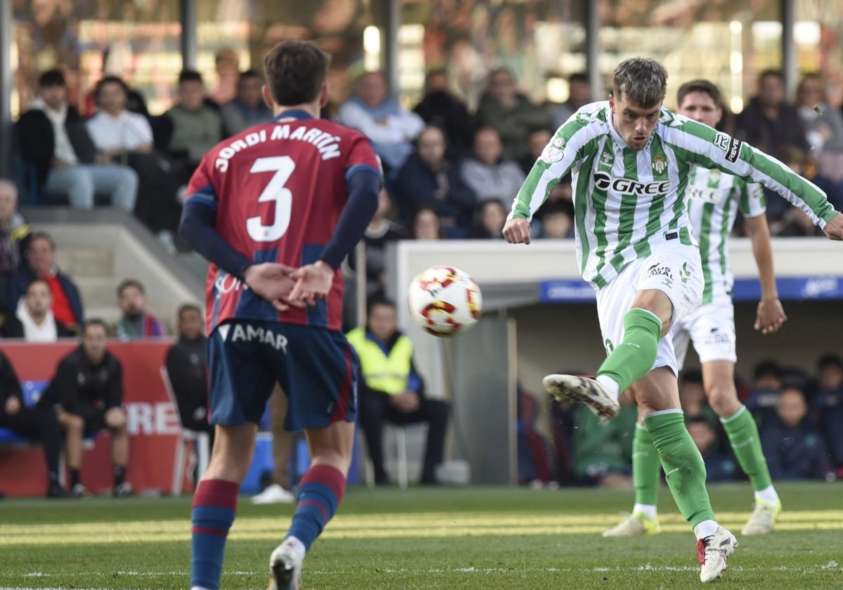 Lo Celso remata en el partido Huesca - Betis de Copa del Rey