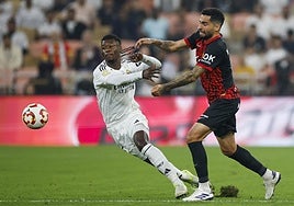 El centrocampista francés del Real Madrid Eduardo Camavinga disputa un balón ante Omar Mascarell