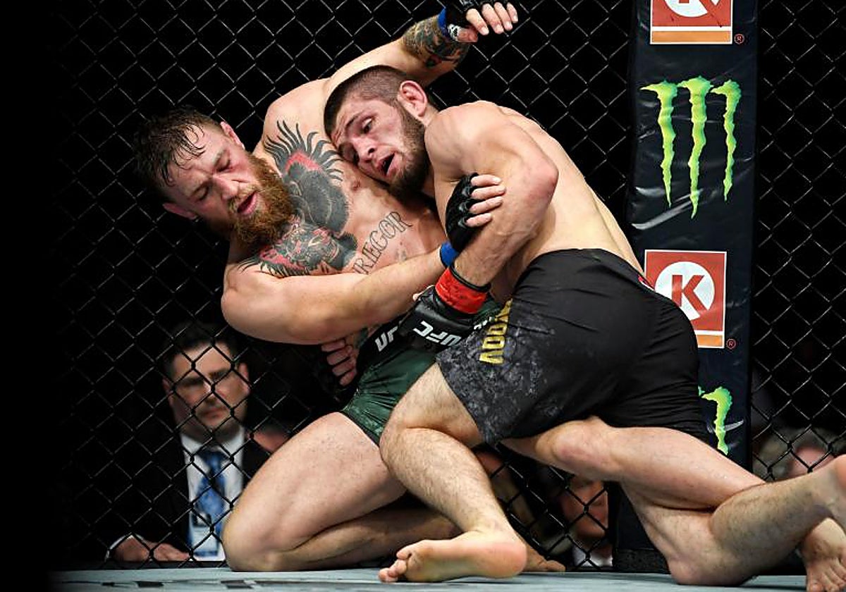 Khabib Nurmagomedov controla a Conor McGregor durante su combate