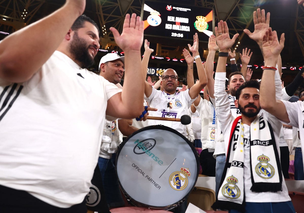 Aficionados locales con camisetas del Real Madrid durante la Supercopa