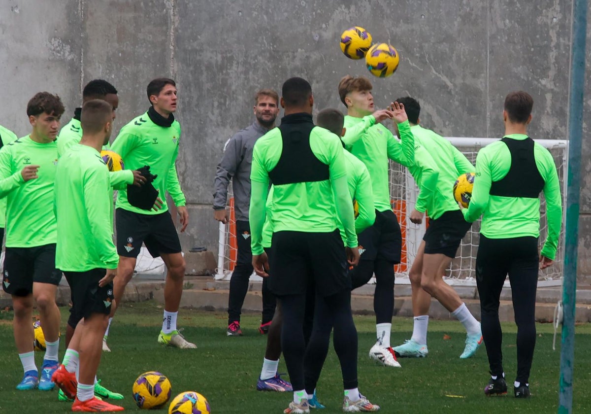 Los jugadores del Betis, entrenándose este viernes en la ciudad deportiva Luis del Sol