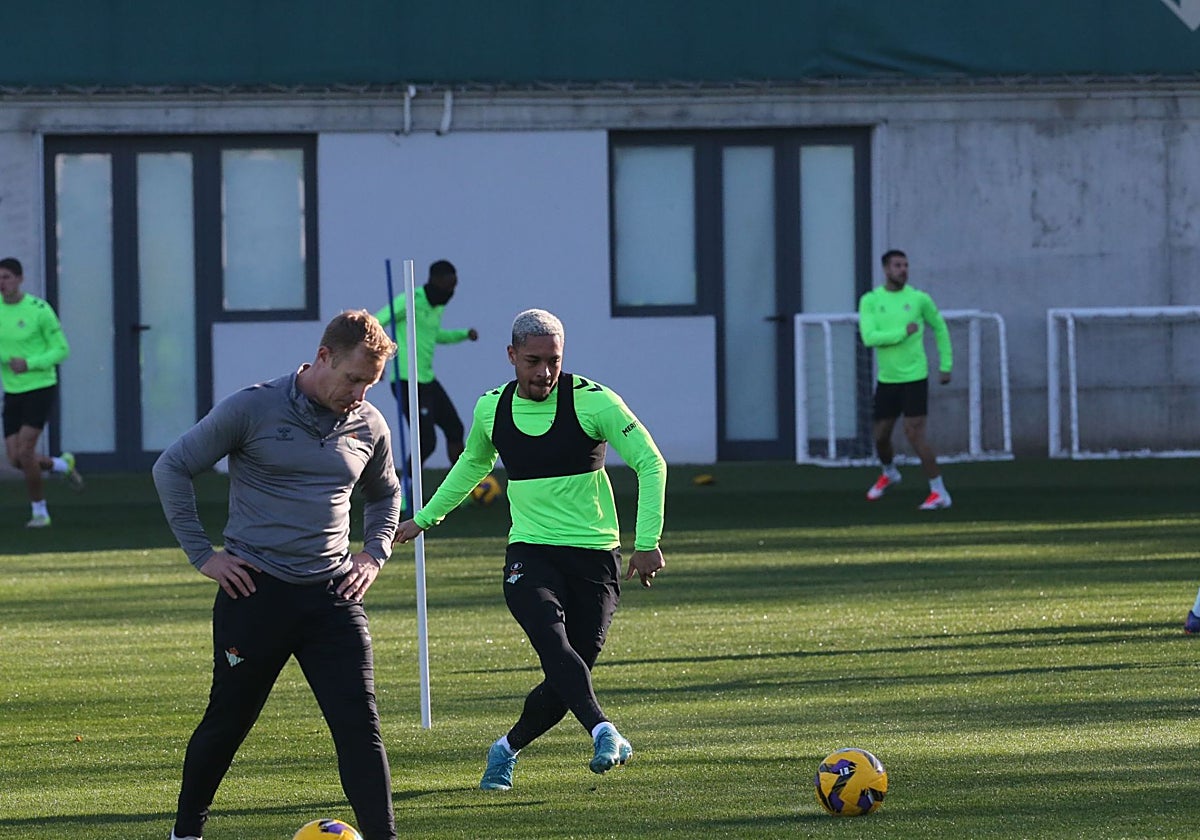 Vitor Roque da un pase durante un entrenamiento del Betis en la ciudad deportiva Luis del Sol