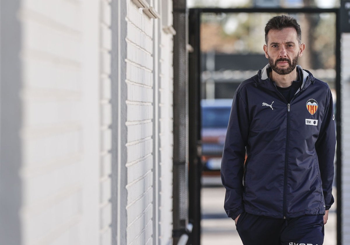 El entrenador del Valencia, Carlos Corberán, en la ciudad deportiva de Paterna