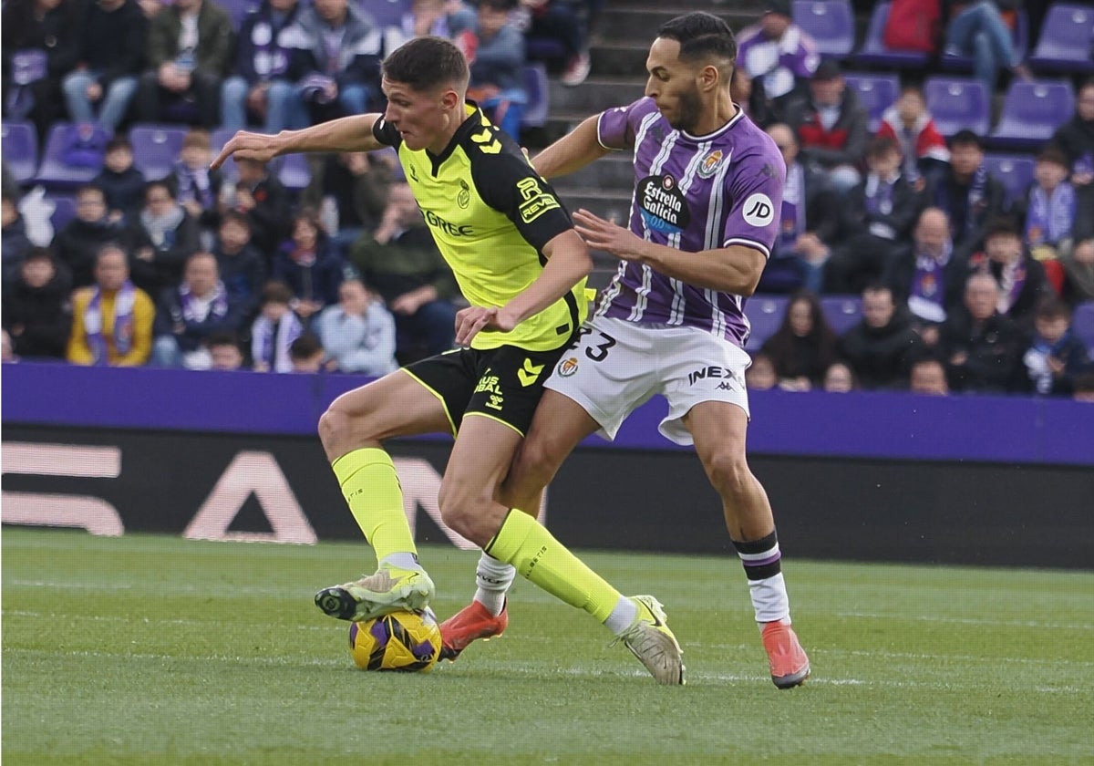 Altimira y Anuar disputan un balón en el Valladolid-Betis