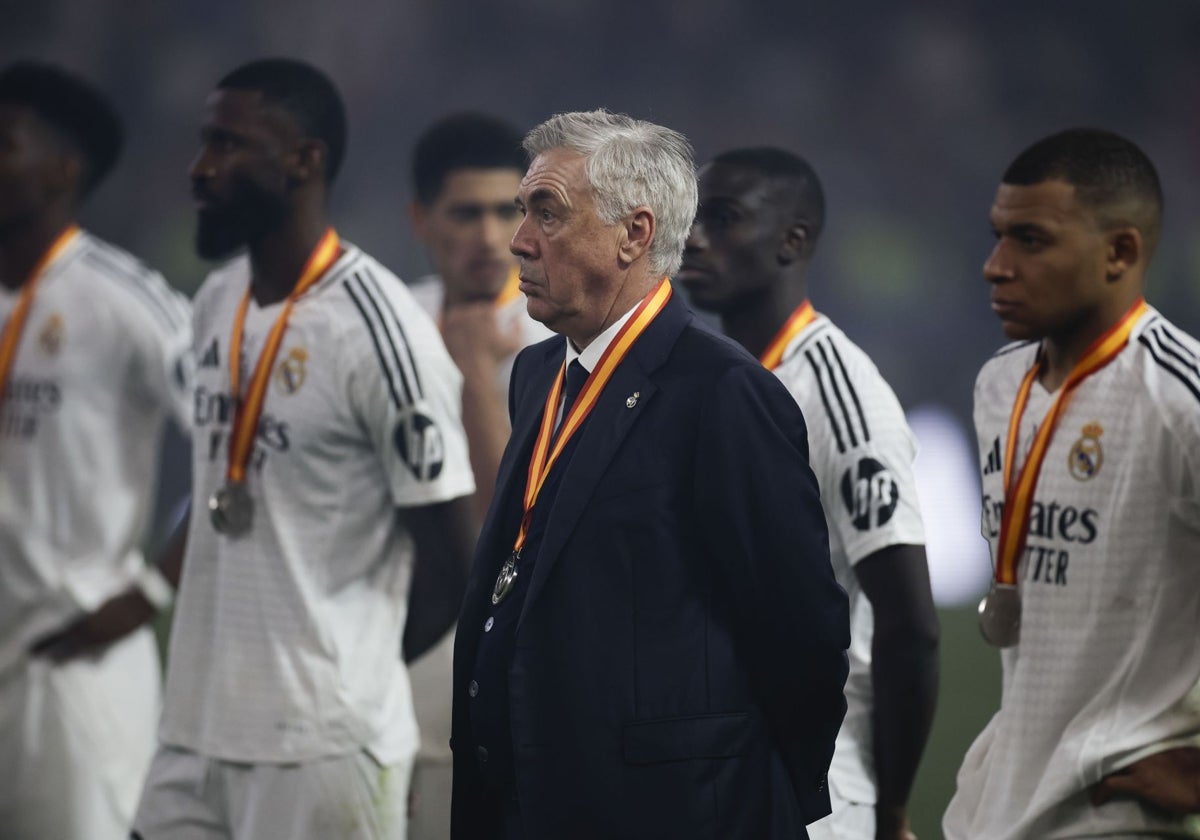 Ancelotti y sus jugadores viendo cómo el Barcelona recogía el trofeo