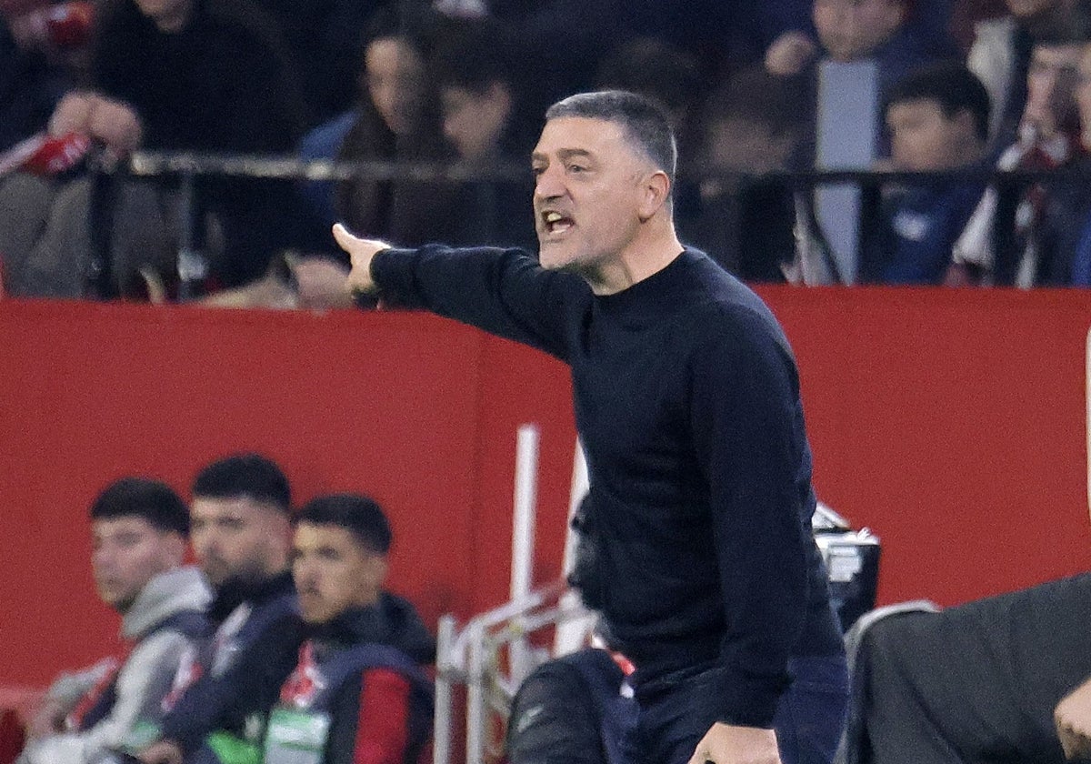 García Pimienta, durante el Sevilla - Valencia