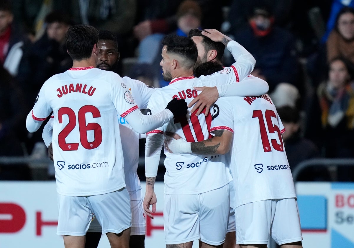 Suso abraza a sus compañeros tras un gol en Copa del Rey contra el Olot, su último partido.