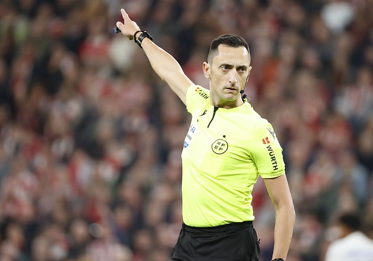 El árbitro murciano Sánchez Martínez, durante un partido