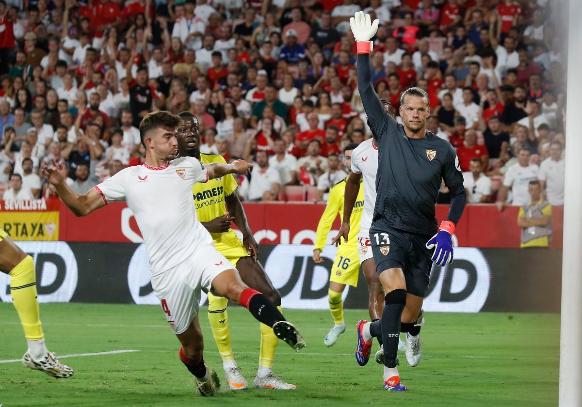 Kike Salas y Nyland, durante el Sevilla-Villarreal