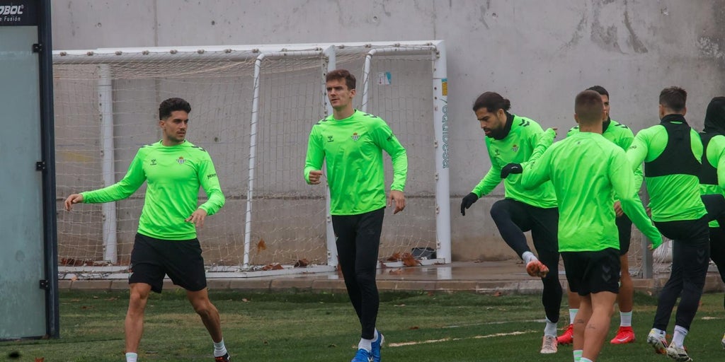 Último entrenamiento del Betis, con Llorente y sin Lo Celso, antes de volar a Barcelona