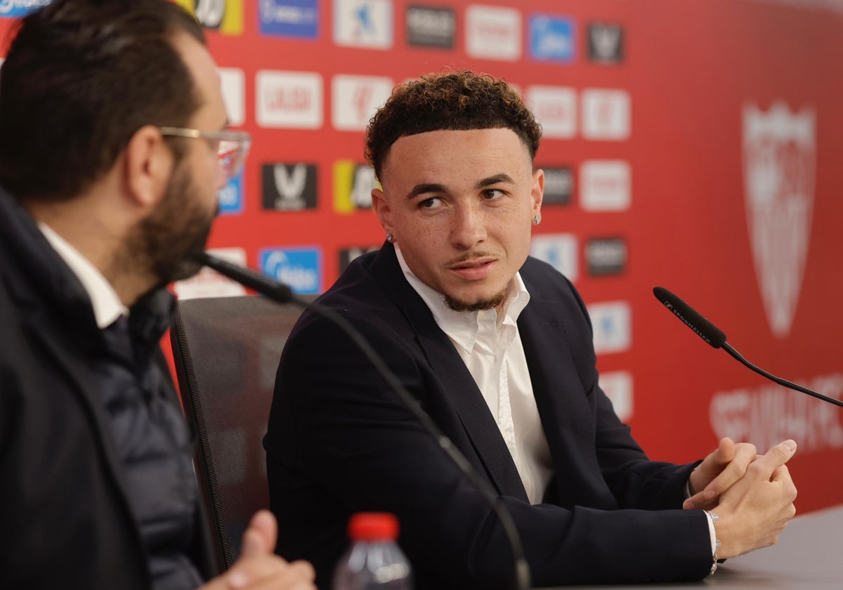 Vargas escucha lo que le dice Víctor Orta en un instante del acto de presentación del futbolista suizo